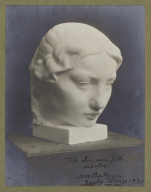 4284 - 1938年拍摄的照片Aaltonen缺的大理石雕塑,描绘了一个年轻女人的头。这张照片是由艺术家签名、日期为1920年
