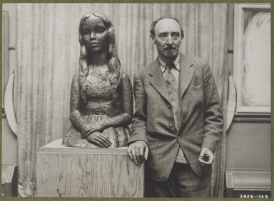 2803 - 1938年弗兰克•多布森(1887 - 1963)弗兰克·多布森站在雕塑的照片被他的一个女孩在青铜完成