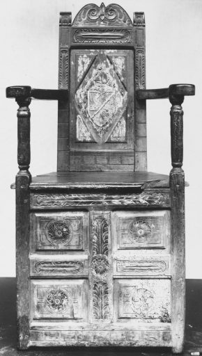 740 - 1895,扶手椅,核桃和橡树,法国,ca。1515。©V&A博物馆