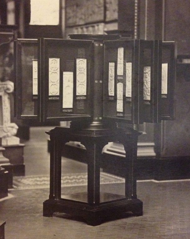 支柱站在旋转框架用于显示牙齿和厚的物体,博物馆档案,MA / 32/26,底片8940。伦敦©维多利亚和艾伯特博物馆