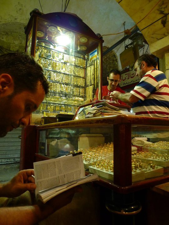 维克多(坐在左边)黄金店,他买的吊坠亚美尼亚金匠在阿勒颇。©维克多博尔赫斯
