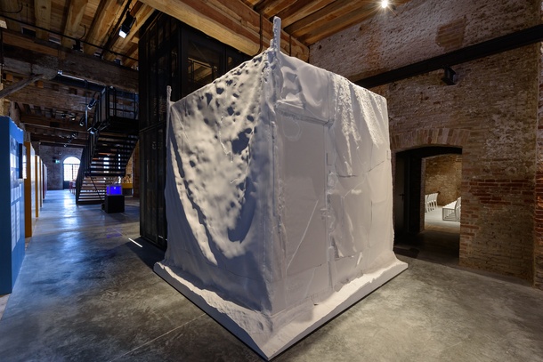 安装的“世界脆弱的部分”,提出通过威尼斯双年展和博物馆,2016年。图片由安德里亚Avezzu由威尼斯双年展。