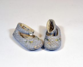 misc.605:1 - 1984;一双婴儿拖鞋一双淡蓝色绗缝拖鞋。一只拖鞋里插着一张卡片，上面写着“爸爸(将来)给妈妈(将来)的问候”。英国1938年Chilprufe有限公司英国1938年人造丝，棉，丝，婴儿拖鞋一双，浅蓝色绗缝拖鞋。一只拖鞋里插着一张卡片，上面写着“爸爸(将来)给妈妈(将来)的问候”。英国1938年Chilprufe有限公司英国1938年人造丝、棉、丝、