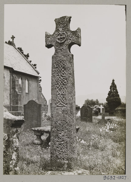 Irton交叉站在墓地的圣保罗Chruch Irton,坎布里亚郡。伦敦形象©维多利亚和艾伯特博物馆