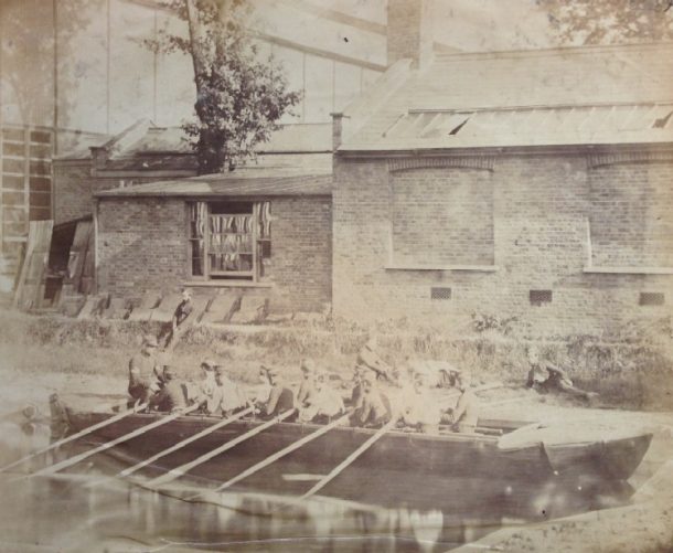 1860年，工兵们在泳池里测试棍棒