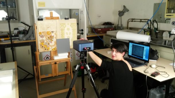 图4:科学家奇亚拉葛拉齐亚分析的两个和她情夫设计MOLAB设备。摄影,卢西亚Burgio©维多利亚和艾伯特博物馆。