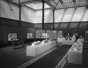 维多利亚和阿尔伯特博物馆展览:英语陶器&新老;艺术与工业委员会,4月- 8月,1935;北法院;©维多利亚和阿尔伯特博物馆,伦敦。