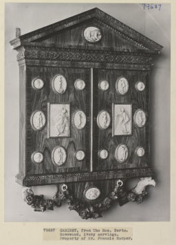 来自哈福德郡The Hoo的柜子，紫檀木，象牙雕刻，弗朗西斯·哈珀(1938年)的财产，现在在芝加哥艺术博物馆。©维多利亚和阿尔伯特博物馆，伦敦。