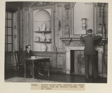 策展人爱德华&詹姆士哈顿花园的房间,1934年12月。©维多利亚和阿尔伯特博物馆,伦敦。