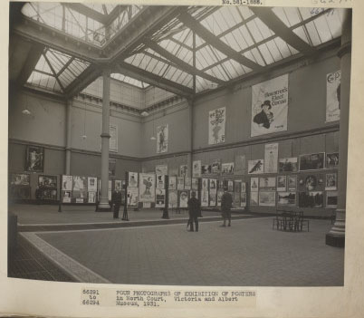 海报展览,北法院,1931年7月。©维多利亚和阿尔伯特博物馆,伦敦。