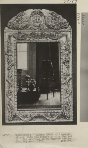 镜子框架;维多利亚时代的电版金属细工的银,国王查尔斯二世的密码,原是在温莎城堡,显示相机的反映和画廊展示,1928年