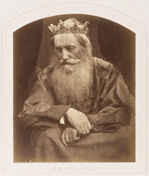 一位长着胡子、戴着王冠的老人坐在椅子上