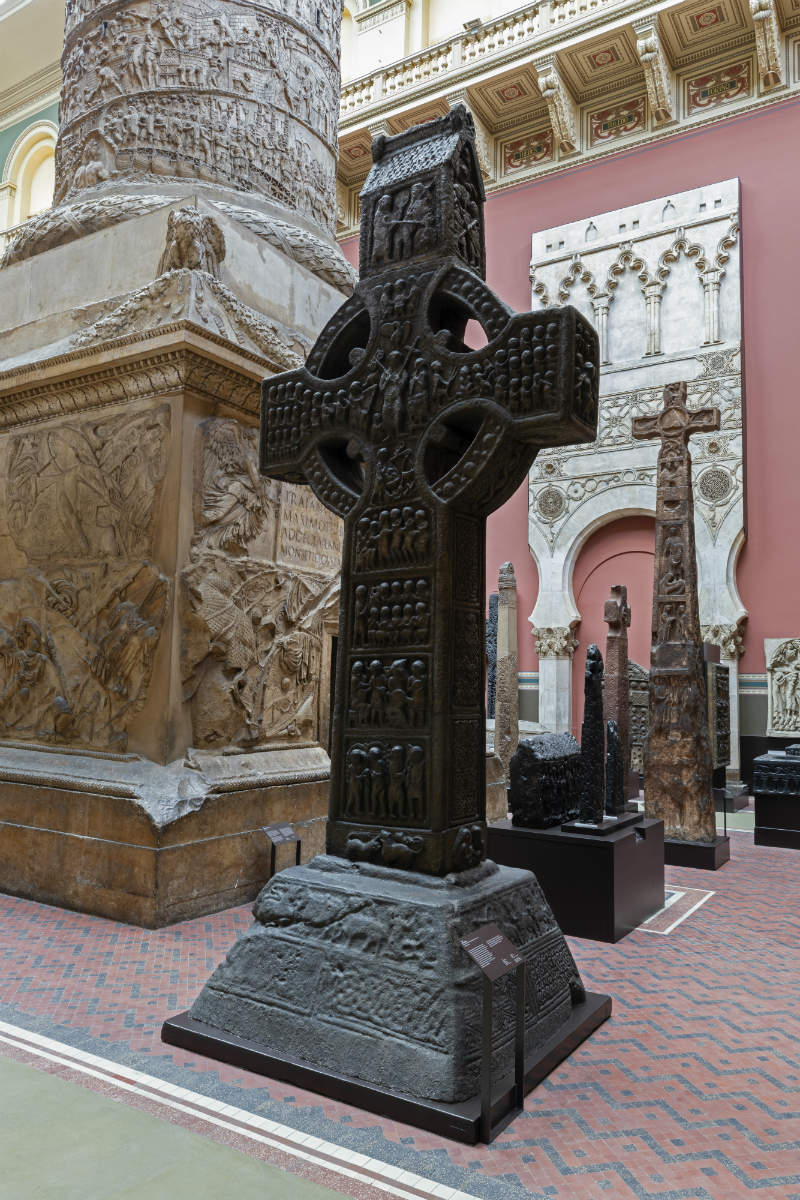 旁边的十字架显示一个巨大的图拉真柱从罗马的副本。伦敦形象©维多利亚和艾伯特博物馆