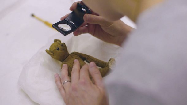 小泰迪熊,小汤米鼠,被枕诺拉情节剧电影检查,用放大镜