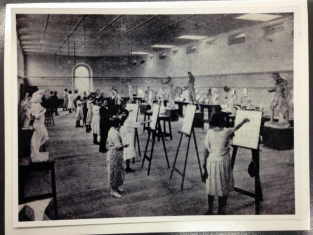 ”一个明亮的房间重新从一个旧建筑提供先进的学生画……“古董”类显示在工作。”(1922年悉尼邮件3月8日)