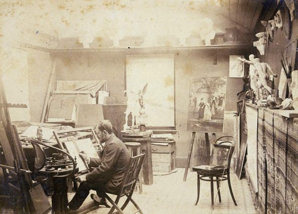 吕西安亨利(1850 - 1896)在1890年他的工作室。注意演员大卫的耳朵在右上角的照片。