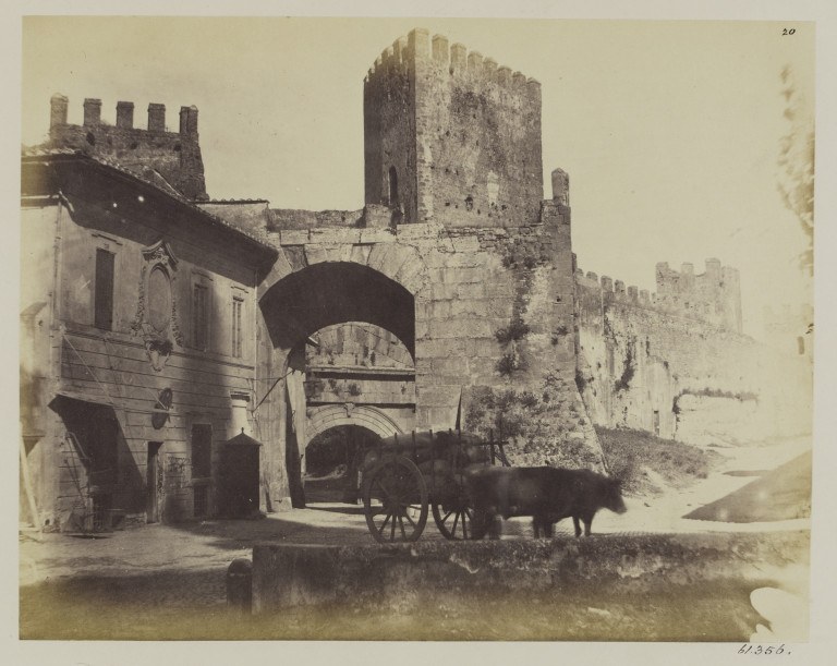 蒂伯蒂纳门、奥古斯都拱门和霍诺留斯内拱门的照片，罗马