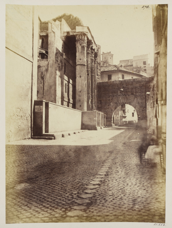 奥古斯都广场的照片，显示中世纪街道的水平