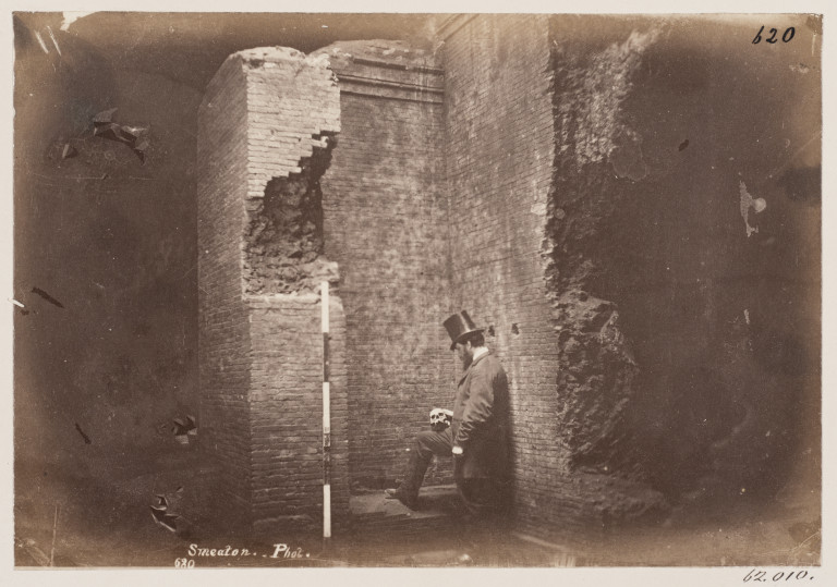 在罗马S. Domitilla的地下墓穴里，一名男子拿着一个头骨的照片