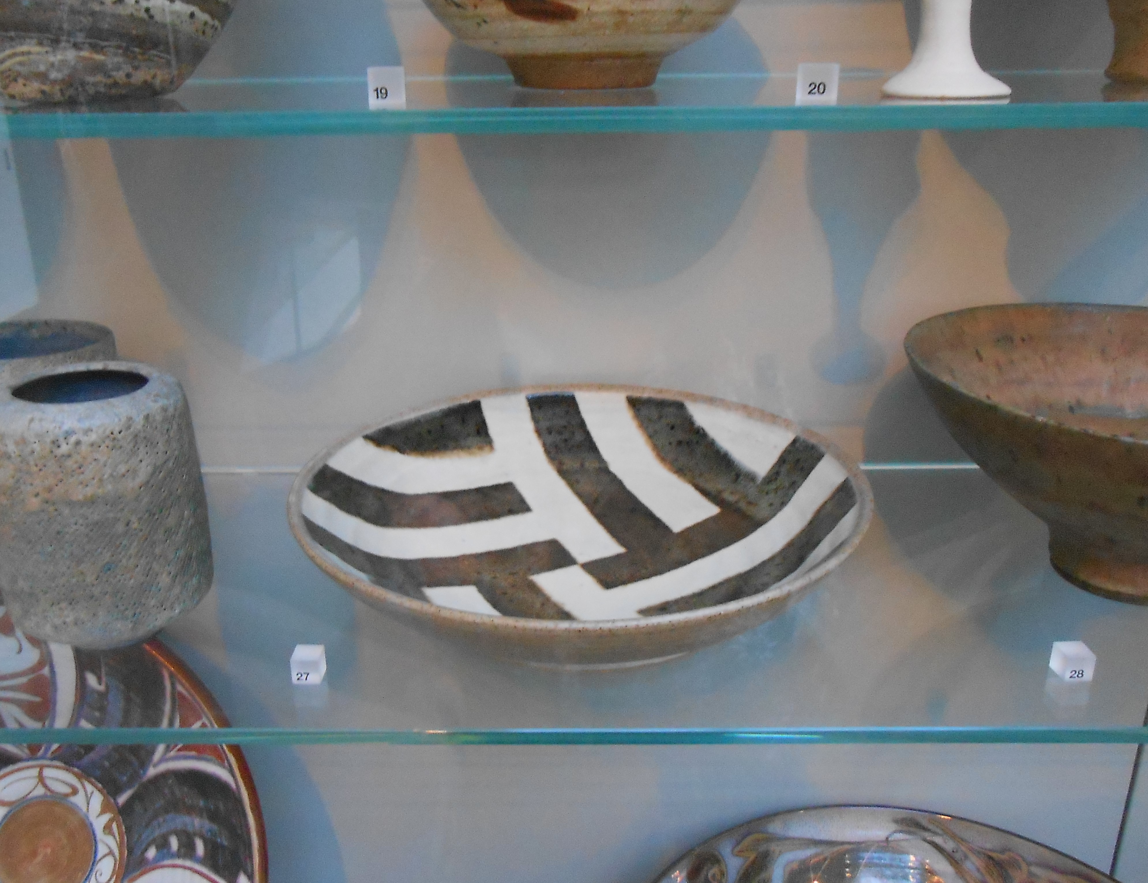 伊曼纽尔·库珀(1938-2012)，条纹盘，1970年，骨灰釉下黑白滑块的石器，CIRC.490-1970©维多利亚和阿尔伯特博物馆，伦敦。