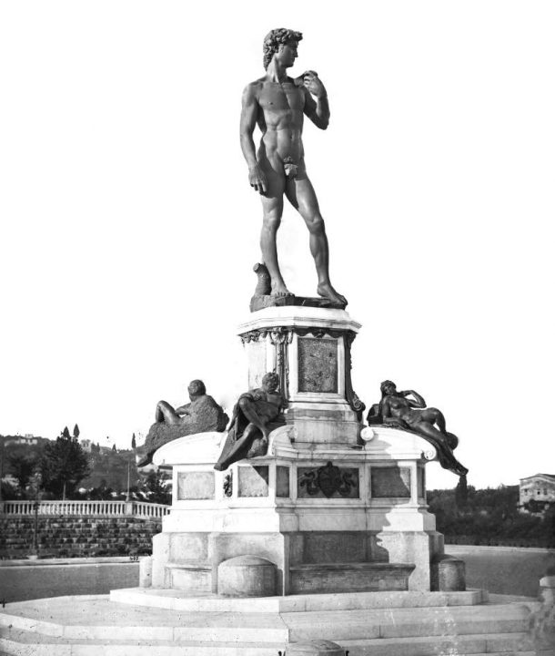 米开朗基罗,纪念碑那里米开朗基罗,佛罗伦萨(来源:Gabinetto一体degli乌菲兹)。1875年9月13日的青铜铸大卫是放置在顶部的米开朗基罗纪念碑由朱塞佩·Poggi设计的。1834年组装青铜副本由爸爸从米开朗基罗的雕塑在新的美国洛伦佐在佛罗伦萨的圣器安置所。克莱门特爸爸去世那一年2月10日。