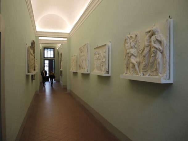 图15。视图的走廊墙上的学院di美女Arti与浅浮雕,于2014年恢复。图片由Domenico Viggiano, 2017年。