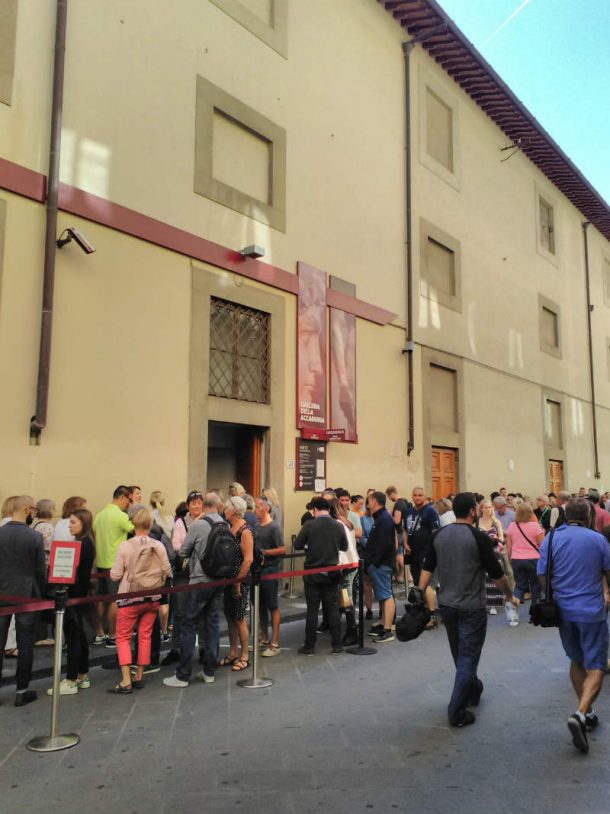 图16。队列的游客入口处学院美术馆,佛罗伦萨。古丽亚娜Videtta照片,2017年9月。