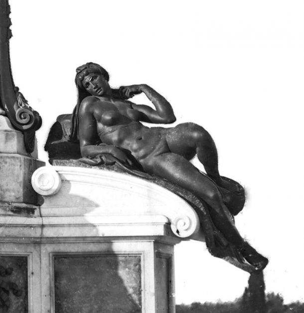克莱门特爸爸青铜米开朗基罗的黎明。纪念碑的一部分米开朗基罗在那里自1875年以来,米开朗基罗在佛罗伦萨。最初的大理石黎明(1524 - 1527)是洛伦佐的坟墓,。乌尔比诺公爵在新圣器安置所,美国教会洛伦佐(Gabinetto一体degli乌菲兹,细节图10)。