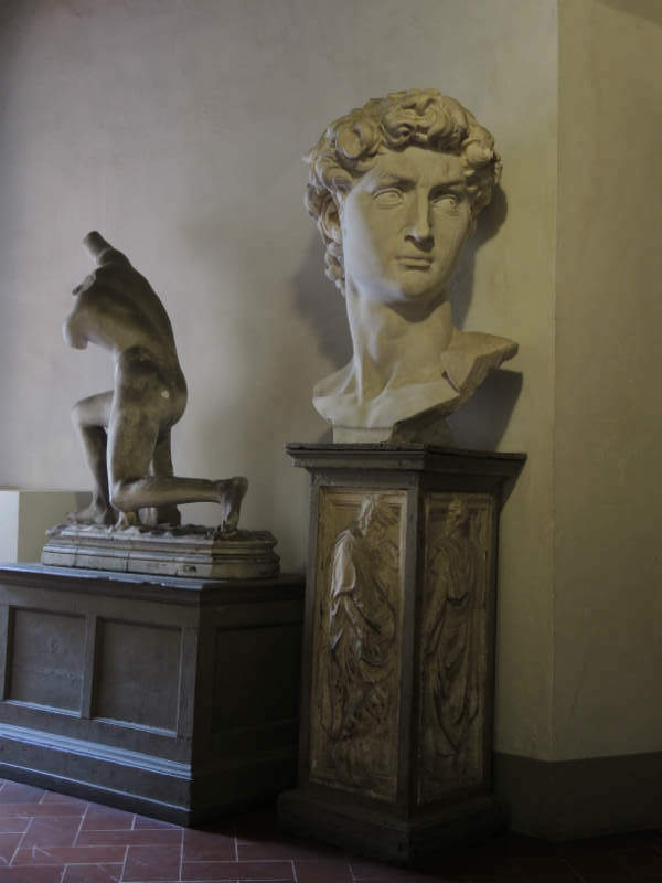 图5。现在演员的头部;一个木制底座上有石灰石浅浮雕,Baccio Bandinelli。学院di美女Arti,佛罗伦萨。图片由Domenico Viggiano, 2017年。