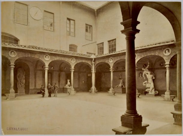图11。修道院的观点在佛罗伦萨学院di美女Arti, ca。1902年:在其他作品,最初的terra cruda德拉Ratto萨比娜的模型Giambologna(1582)可以看到。现在在佛罗伦萨学院美术馆,。