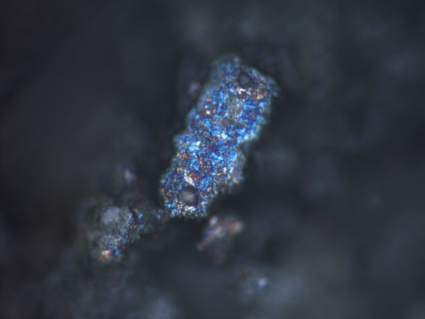 图5。大颗粒的金属铋,美丽的蓝色彩虹色,在显微镜下观察。摄影,卢西亚Burgio©维多利亚和艾伯特博物馆。