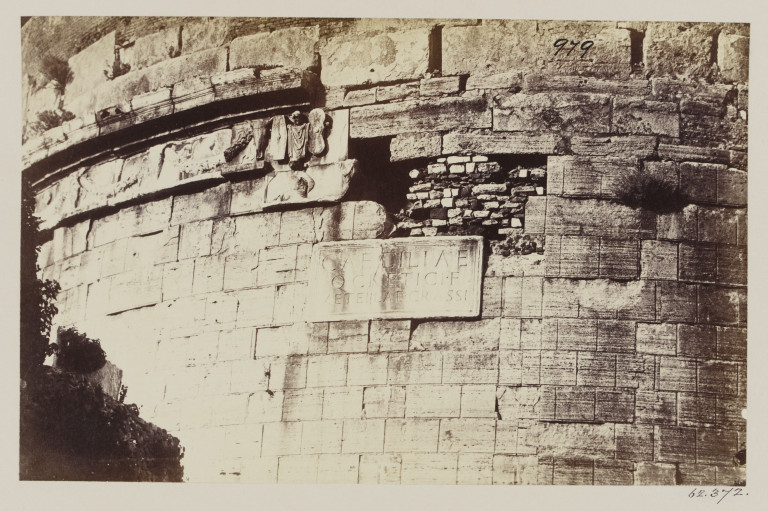 罗马Caecilia Metella墓上石灰华的照片