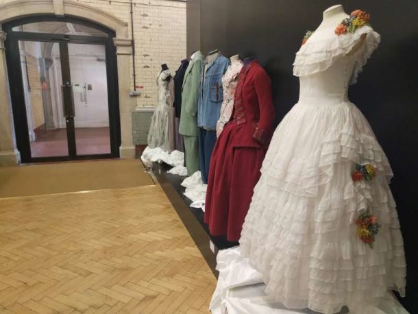的礼服,从1775年到2010年,最近从贷款的维多利亚和阿尔伯特博物馆Clothworkers中心回来