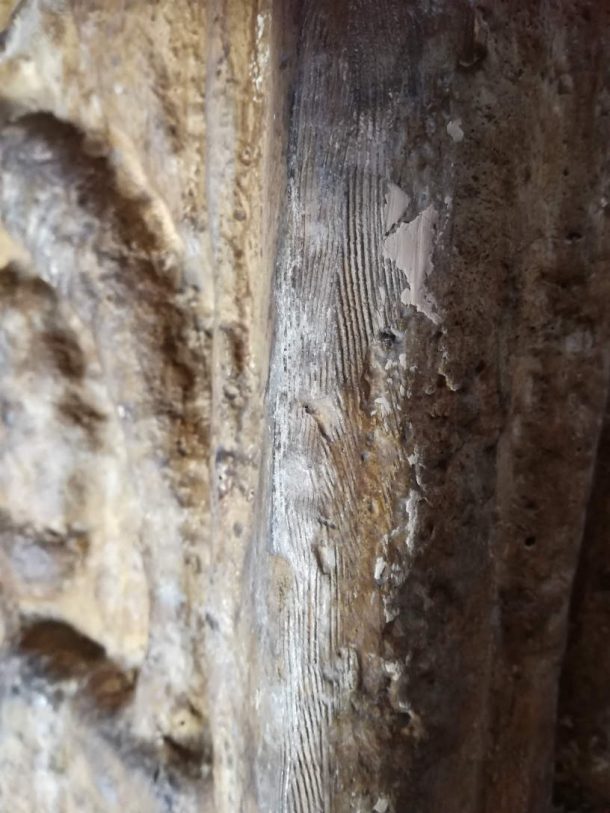 细节Bewcastle交叉显示残渣和刀痕可能留下一个制作过程。面板显示英国最早的日晷是覆盖着白色残留物,这可能是复制。形象,j . Puisto©维多利亚和艾伯特博物馆,伦敦。