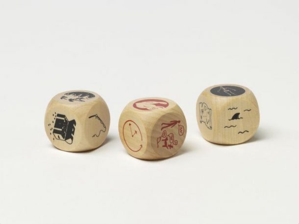 三个骰子装饰有故事元素，包括一个鱼翅和一个宝藏箱