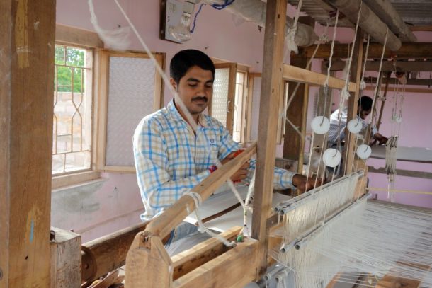 一个男人在木制织布机