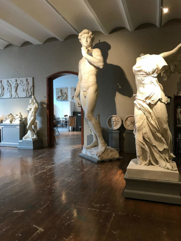 大卫和希腊胜利女神像PAFA的大厅。形象,由宾西法尼亚美术学院的。