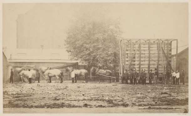 图3。案例和货车运输拉斐尔漫画从汉普顿宫到南肯辛顿在1865年5月(44413年博物馆没有。)