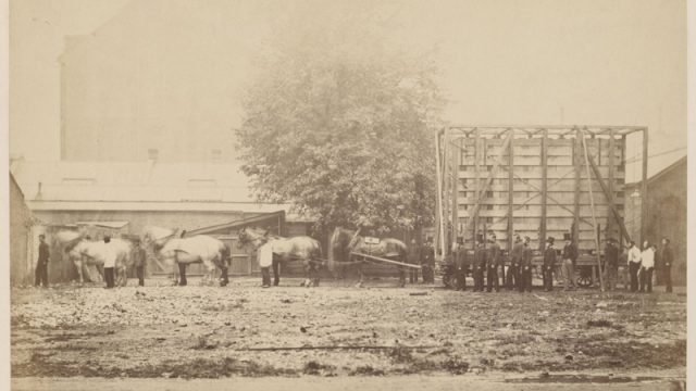 图3。案例和货车运输拉斐尔漫画从汉普顿宫到南肯辛顿在1865年5月(44413年博物馆没有。)
