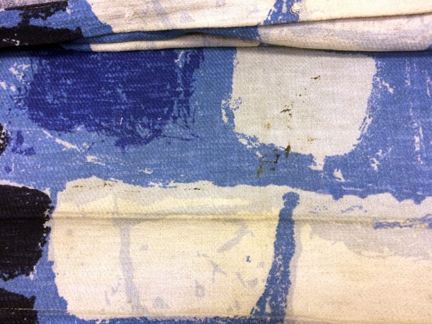 图2。斯卡拉布雷保监会。266 - 1960。印刷棉纺织品设计的威廉·斯科特爱丁堡织布工,1959年。详细的折痕,沿着一端弄脏。在湿法净化和超声波清洗。