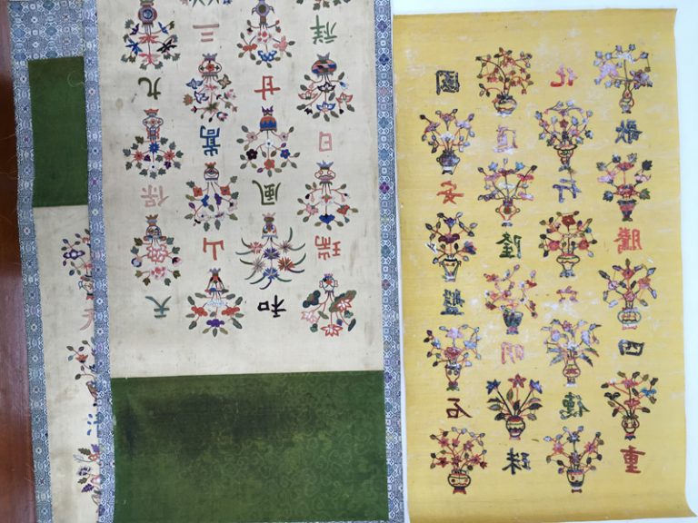 图1所示。绣花丝绸面板显示两个正面和背面的颜色和原来的韩国绿缎©维多利亚和艾伯特博物馆,伦敦