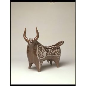 威廉·纽兰(1919-98)，公牛雕像，1954年，白色锡釉上的棕色釉上刻有装饰的陶器，CIRC.57-1954©维多利亚和阿尔伯特博物馆，伦敦