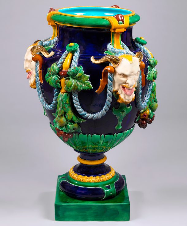 蓝色,绿色和黄色珐琅花瓶、特色三个好色之徒(半人-半牛半山羊)与自己的舌头