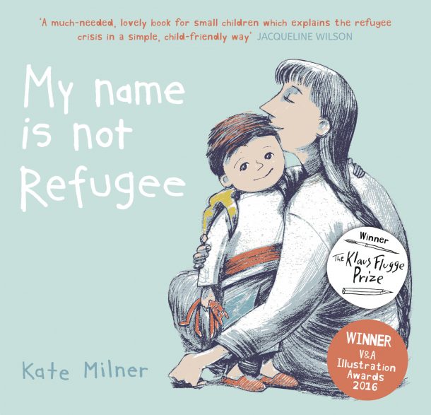 《我的名字不是难民》的封面展示了在计划背景下拥抱母亲的移民儿童。