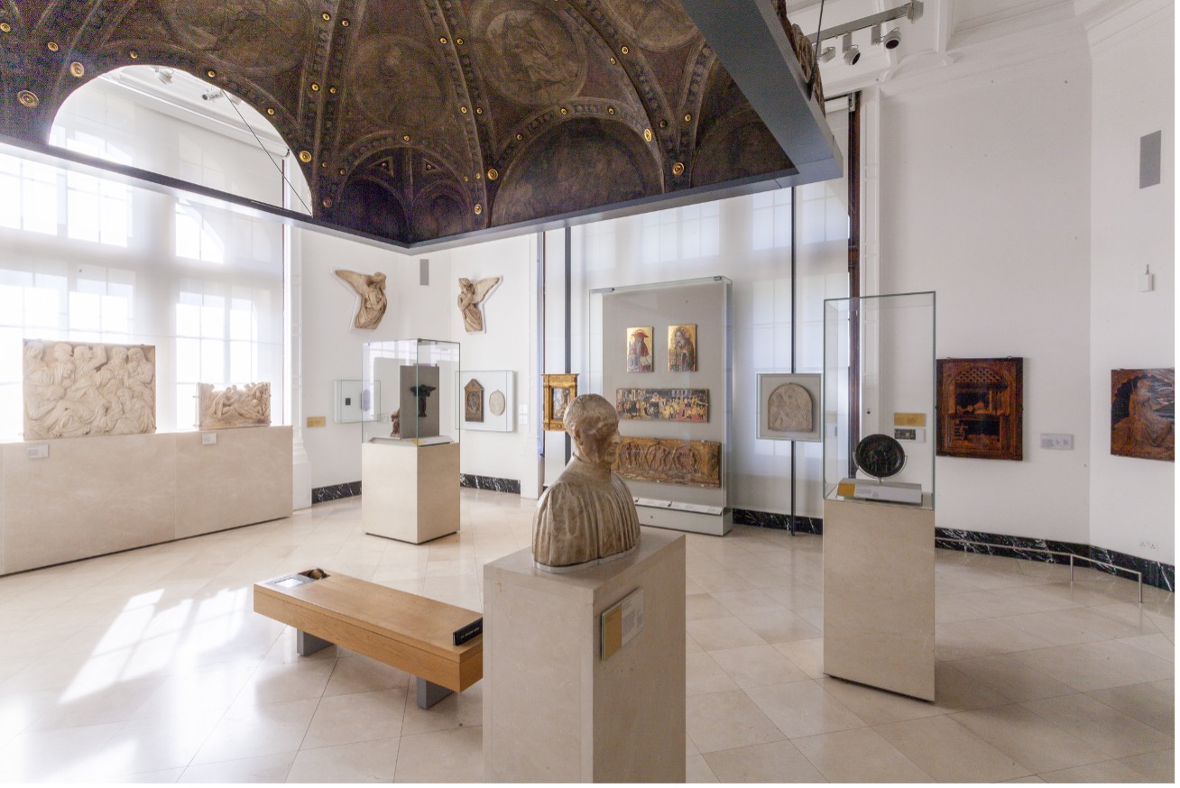 博物馆里展示雕塑和绘画的房间