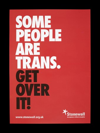 海报上写着“有些人是跨性别者”。克服它!”