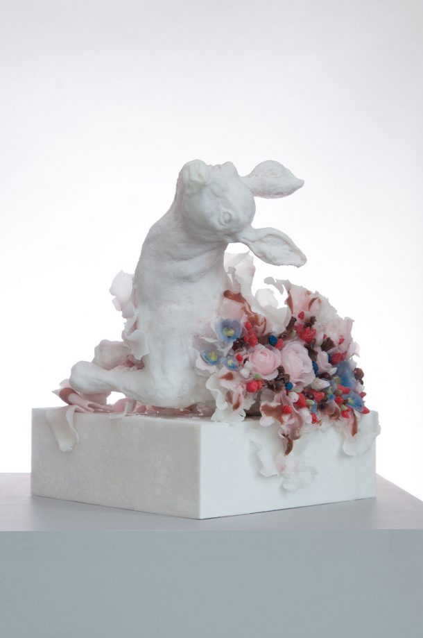 被鲜花包围的白兔雕塑