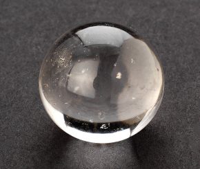 一个石英水晶球
