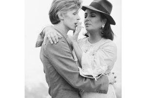 歌手大卫·鲍伊和女演员伊丽莎白·泰勒分享香烟在比佛利山庄,1975。这是第一次遇到。(图片由特里奥尼尔/盖蒂图片社)