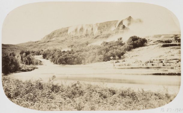 Te的照片Tarata (Rotomahana梯田,新西兰。被约翰·金德约1865。这是两种输出组成复合全景。博物馆数量ph.87 - 1981©维多利亚和艾伯特博物馆